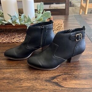 APT9 booties/ like new